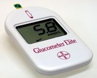 Glucómetro modelo Glucometer Elite mostrando una lectura de 5.8 mmol/L en su pantalla.